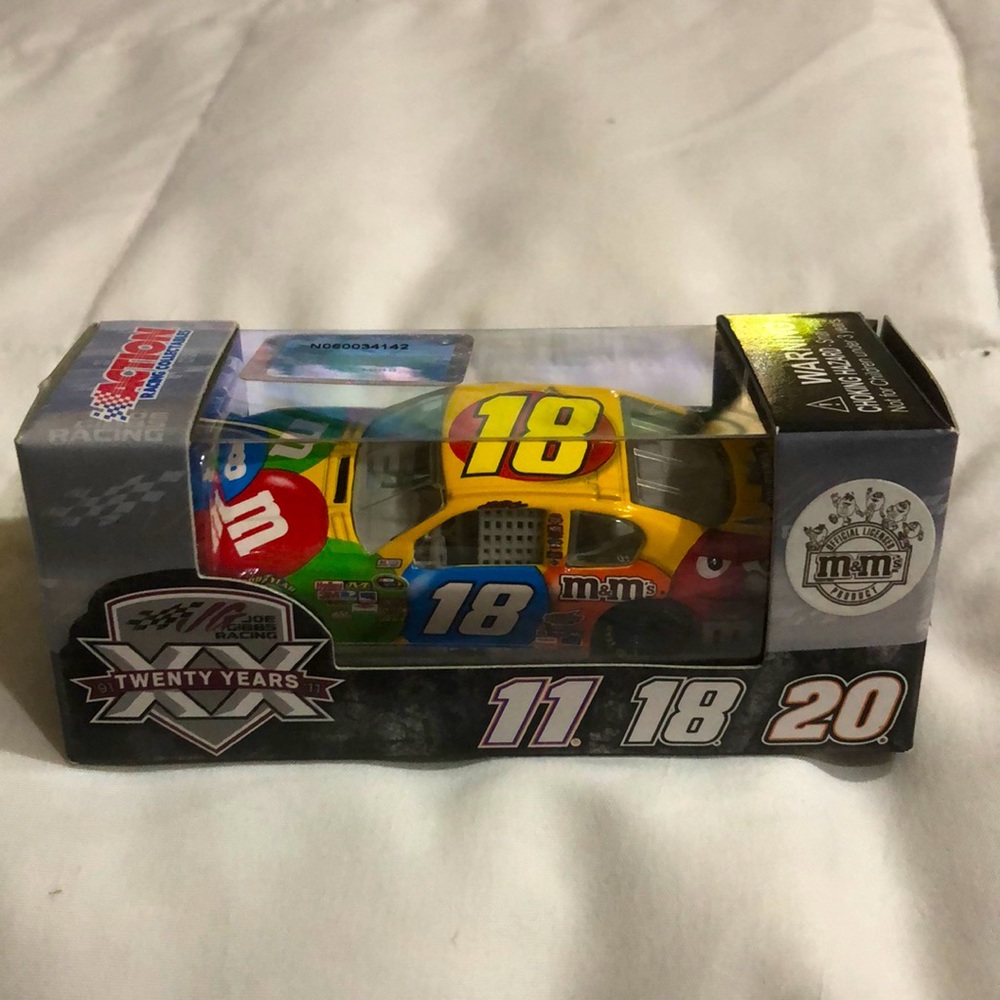 #18 Kyle Busch 1/64 - 2011 M&M's - NASCAR Action RCCA Diecast Car